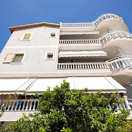 The Old Bakery Apartment Qeparo